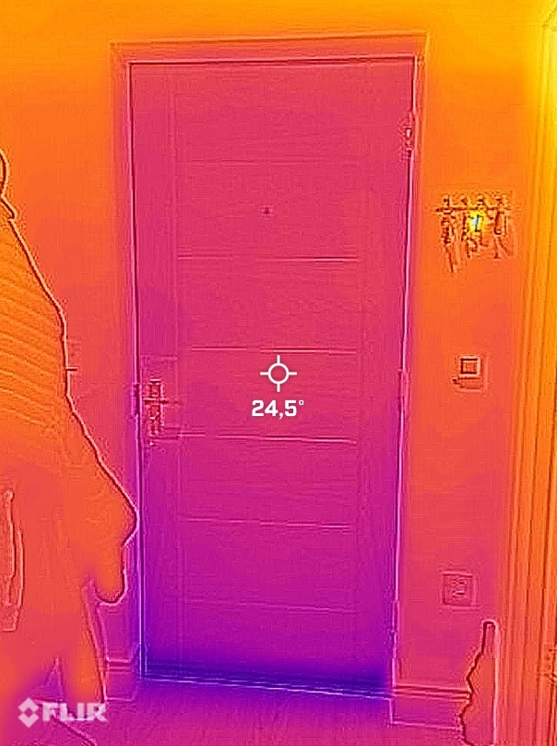 Thermal image of a front door from the inside without a draught excluder