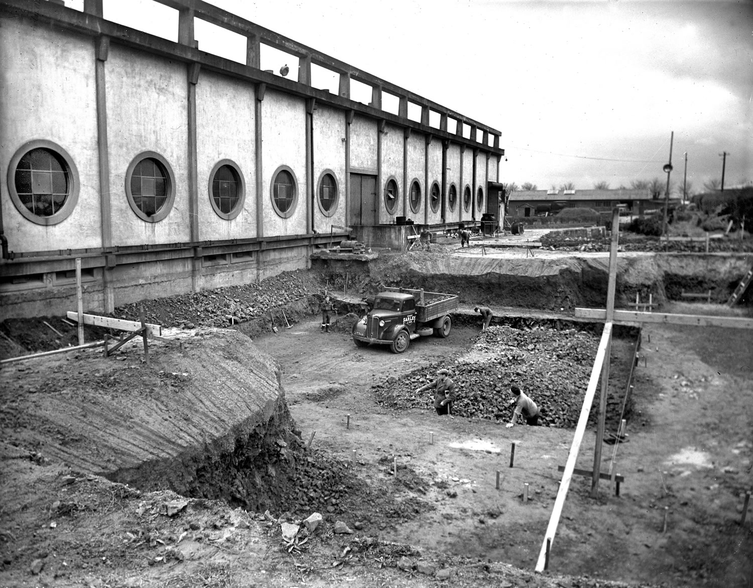 A historic photograph from the 1940s of the Queens Road powerstation extension project.